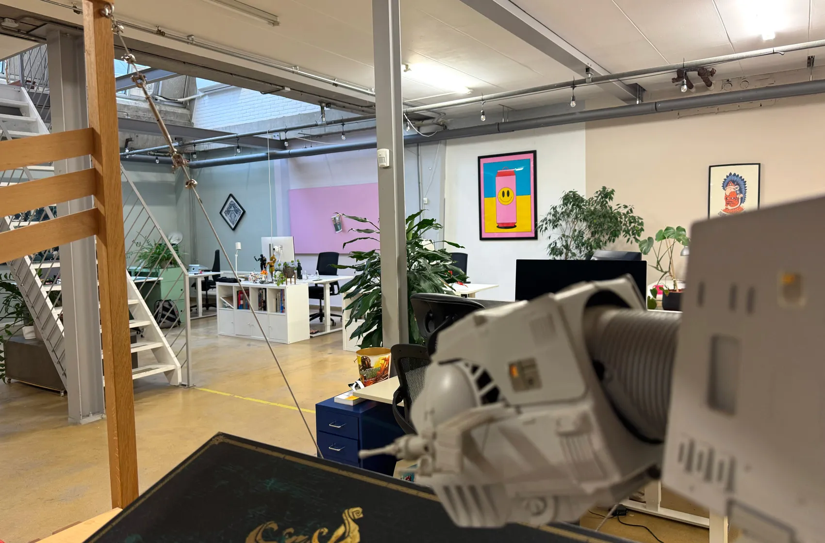 de studio van Vrije Stijl met trap, bureaus en planten, vooraan een maquette